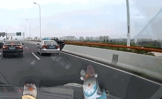 Khoảnh khắc hành khách rơi khỏi taxi đang di chuyển trên cao tốc