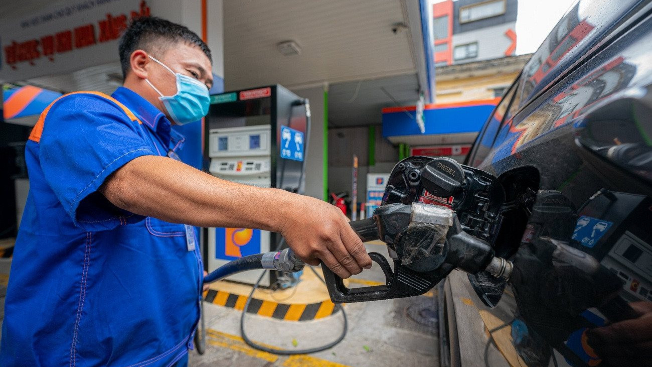 Giá xăng dầu hôm nay 2/5/2024: Dao động nhẹ, xăng RON95-III giữ mức dưới 24.000 đồng/lít