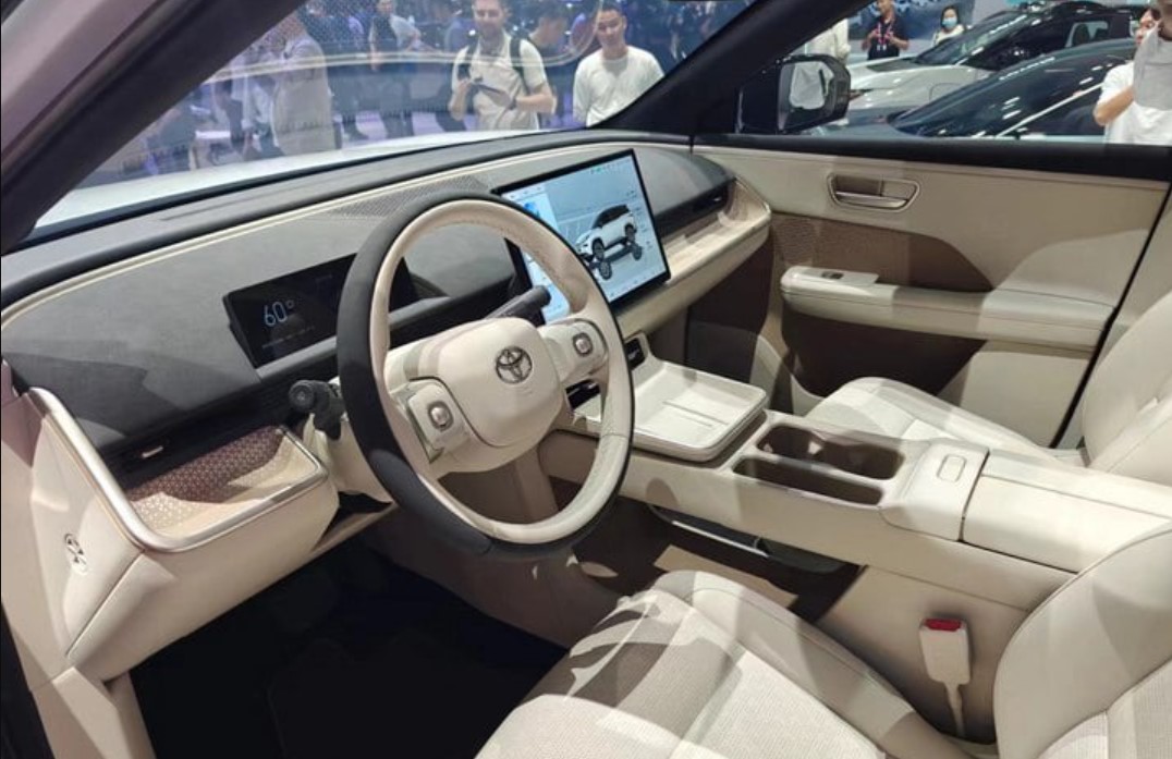 https://imgcdn.tapchicongthuong.vn/cartime-media/24/5/3/can-canh-2-mau-xe-toyota-ev-moi-tai-trien-lam-o-to-bac-kinh-2024_6634d9379a659.jpg