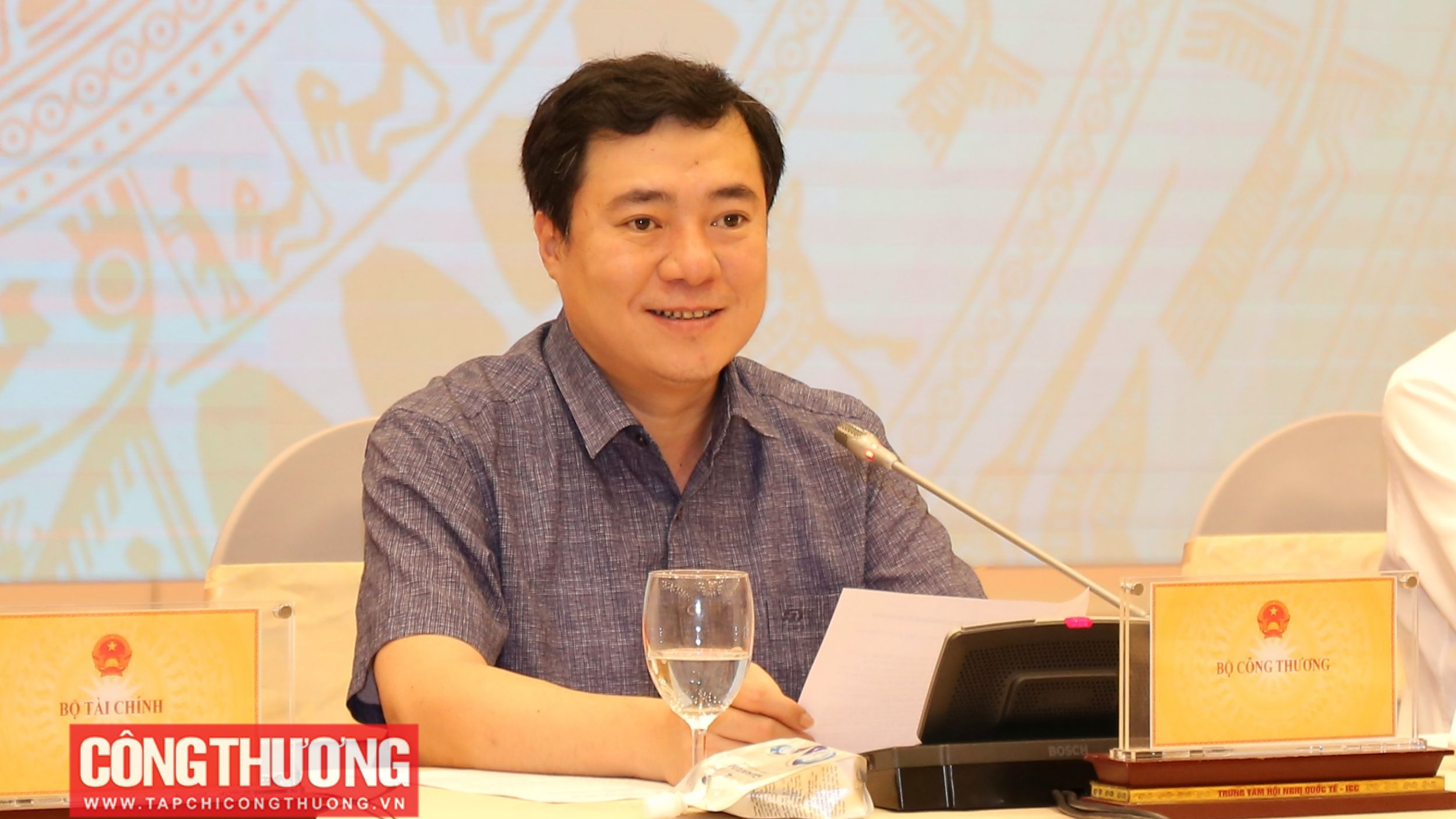 Sớm trình Chính phủ cơ chế khuyến khích phát triển điện mặt trời mái nhà tự sản tự tiêu