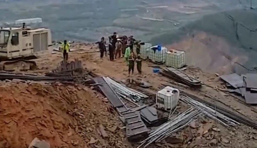 Sạt lở đất gây vùi lấp lán trại khiến 3 công nhân thi công trụ điện 500KV tử vong