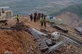Sạt lở đất gây vùi lấp lán trại khiến 3 công nhân thi công trụ điện 500KV tử vong