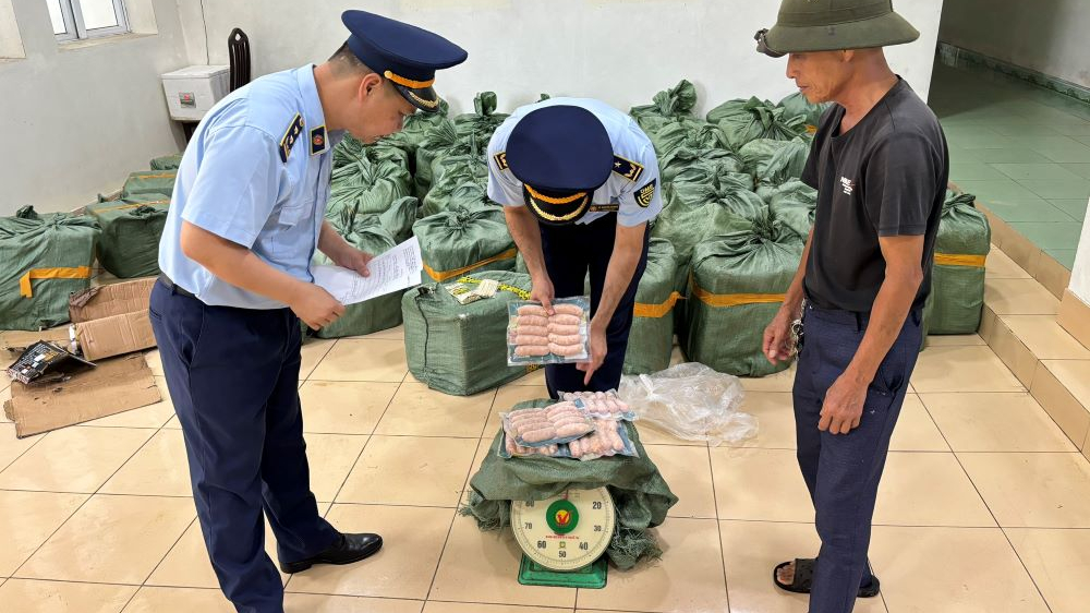 Quảng Ninh: thu giữ gần 2 tấn xúc xích không rõ nguồn gốc, xuất xứ