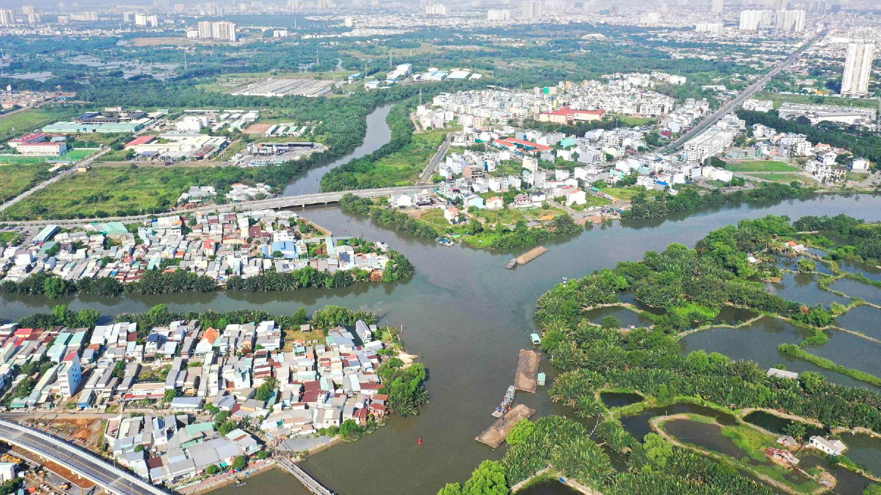 Quốc Cường Gia Lai (QCG) không đồng ý trả hơn 2.800 tỷ đồng, đòi bà Trương Mỹ Lan trả 6 sổ đỏ