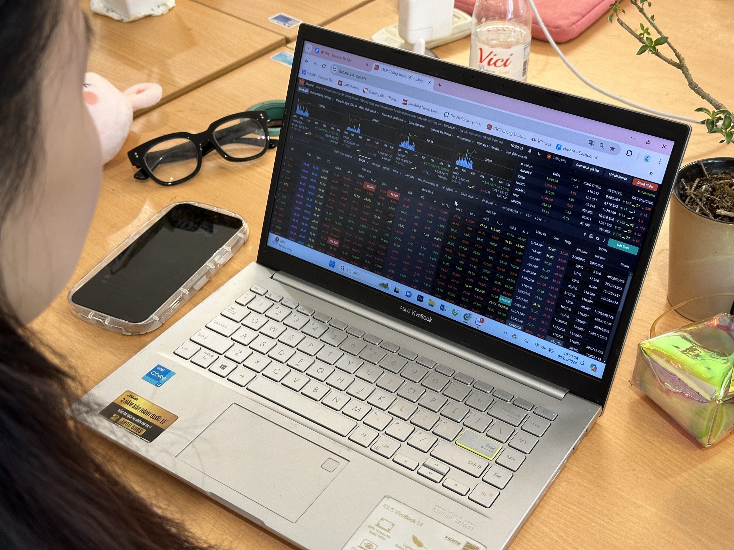 “Vòng kim cô” kìm hãm sức hấp dẫn chứng khoán Việt