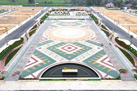 Giá căn hộ cao ngất ngưởng, dòng tiền tìm đến đất nền