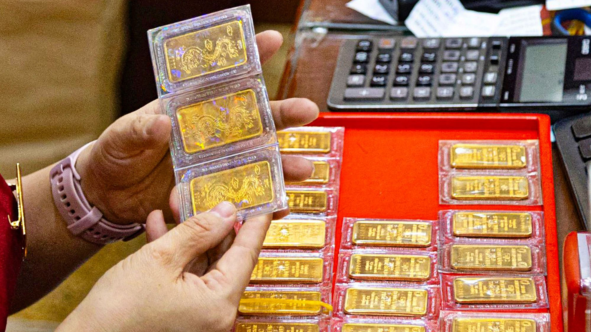 Hạ giá vàng phút chót, 8 đơn vị đấu thầu thành công