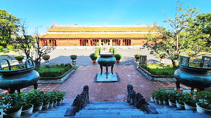 Chăm nom vẻ đẹp nước nhà trên Cửu đỉnh