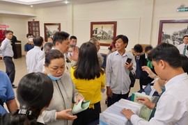 Cổ đông nhỏ náo loạn Đại hội Gỗ Đức Thành
