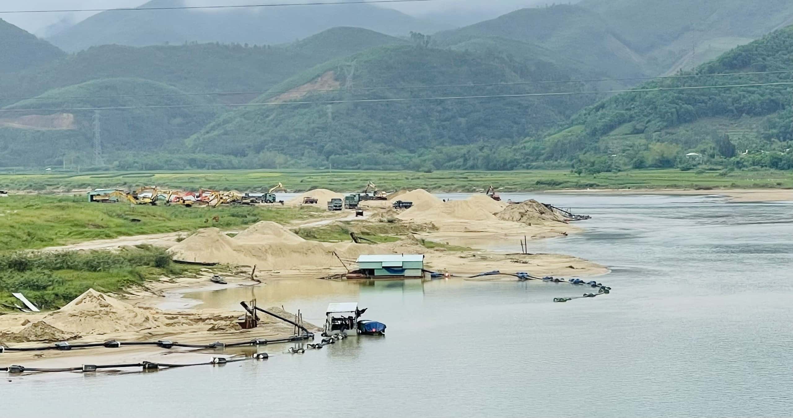 Khai thác cát sỏi trên sông, hồ phải tuân thủ quy định pháp luật về khoáng sản