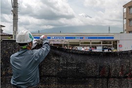 Phát mệt vì du khách, một thị trấn Nhật Bản đặt hàng rào che “view” núi Phú Sĩ