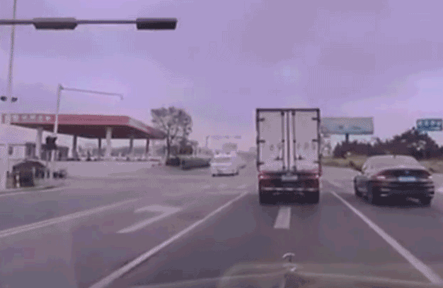 Vượt đèn đỏ, xe cấp cứu bị sedan đâm lật ngay giữa giao lộ