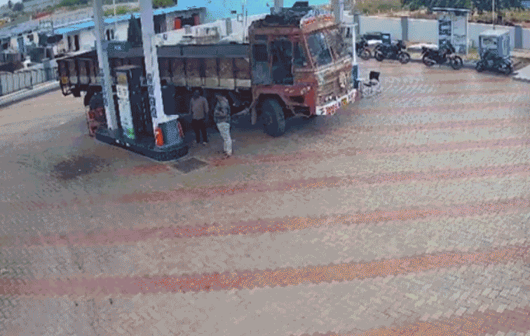 Cận cảnh xe tải vào bơm xăng bất ngờ bùng cháy