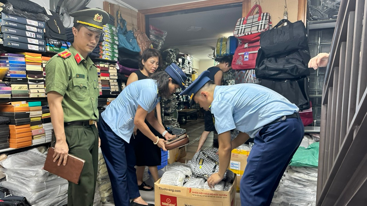 Nghệ An: Phát hiện cơ sở kinh doanh thời trang giả mạo nhãn hiệu DIOR, GUCCI