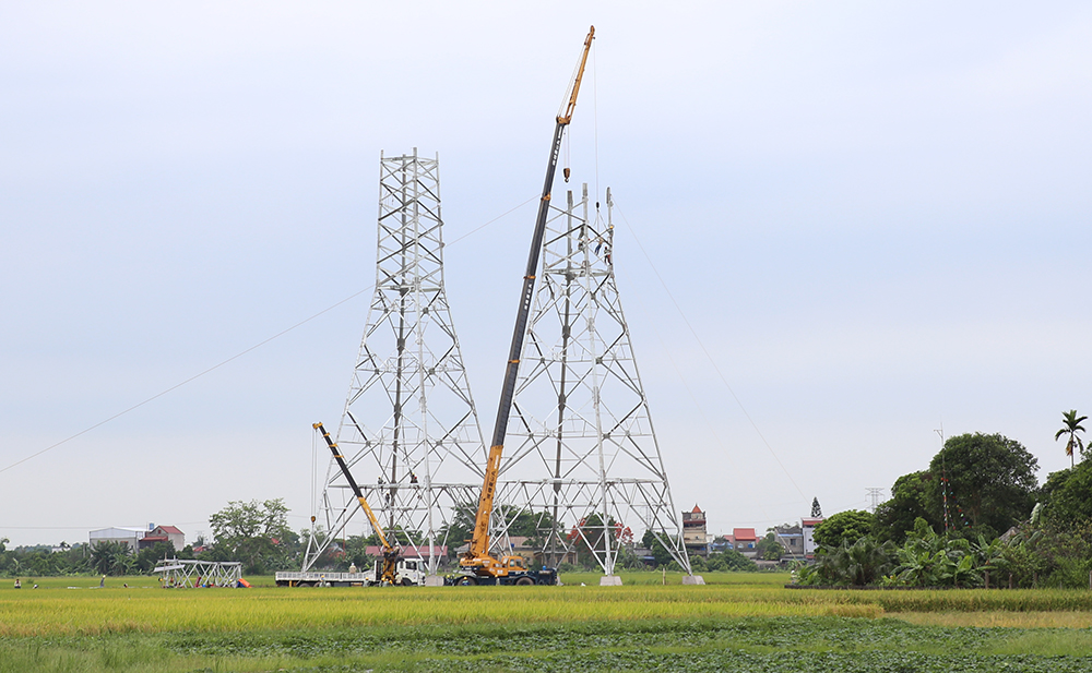 Các đơn vị thi công đang triển khai dựng cột và quyết tâm để hoàn thành Dự án trong tháng 6/2024 - Ảnh: icon.com.vn