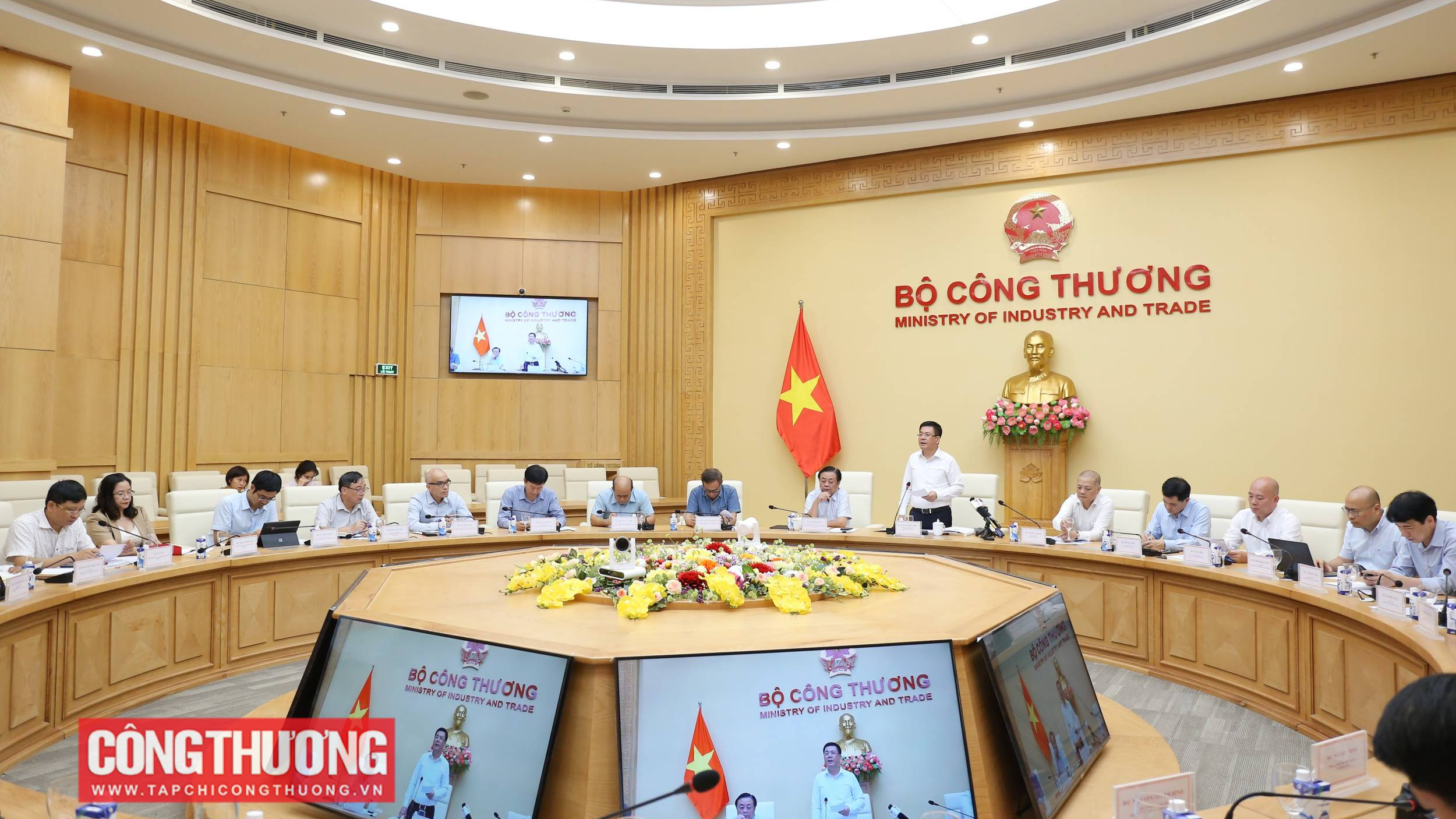 Bàn giải pháp tháo gỡ khó khăn trong hoạt động sản xuất, xuất khẩu gạo và rau quả