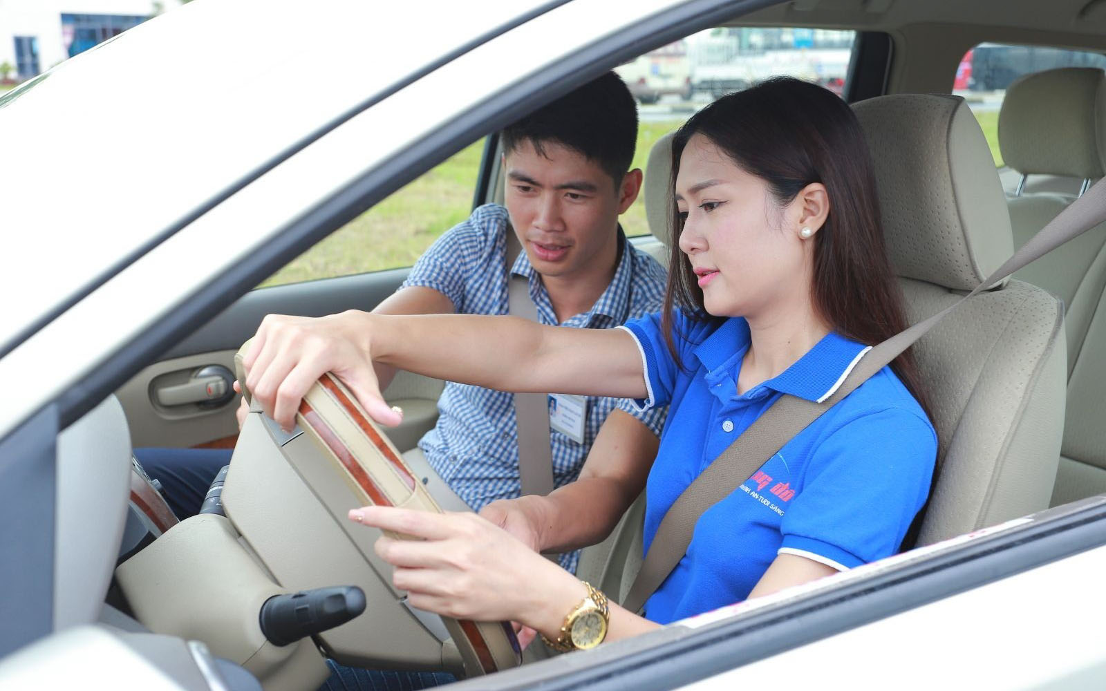 Giáo viên dạy lái xe ô tô không ngồi cạnh hỗ trợ học viên, chịu phạt bao nhiêu?