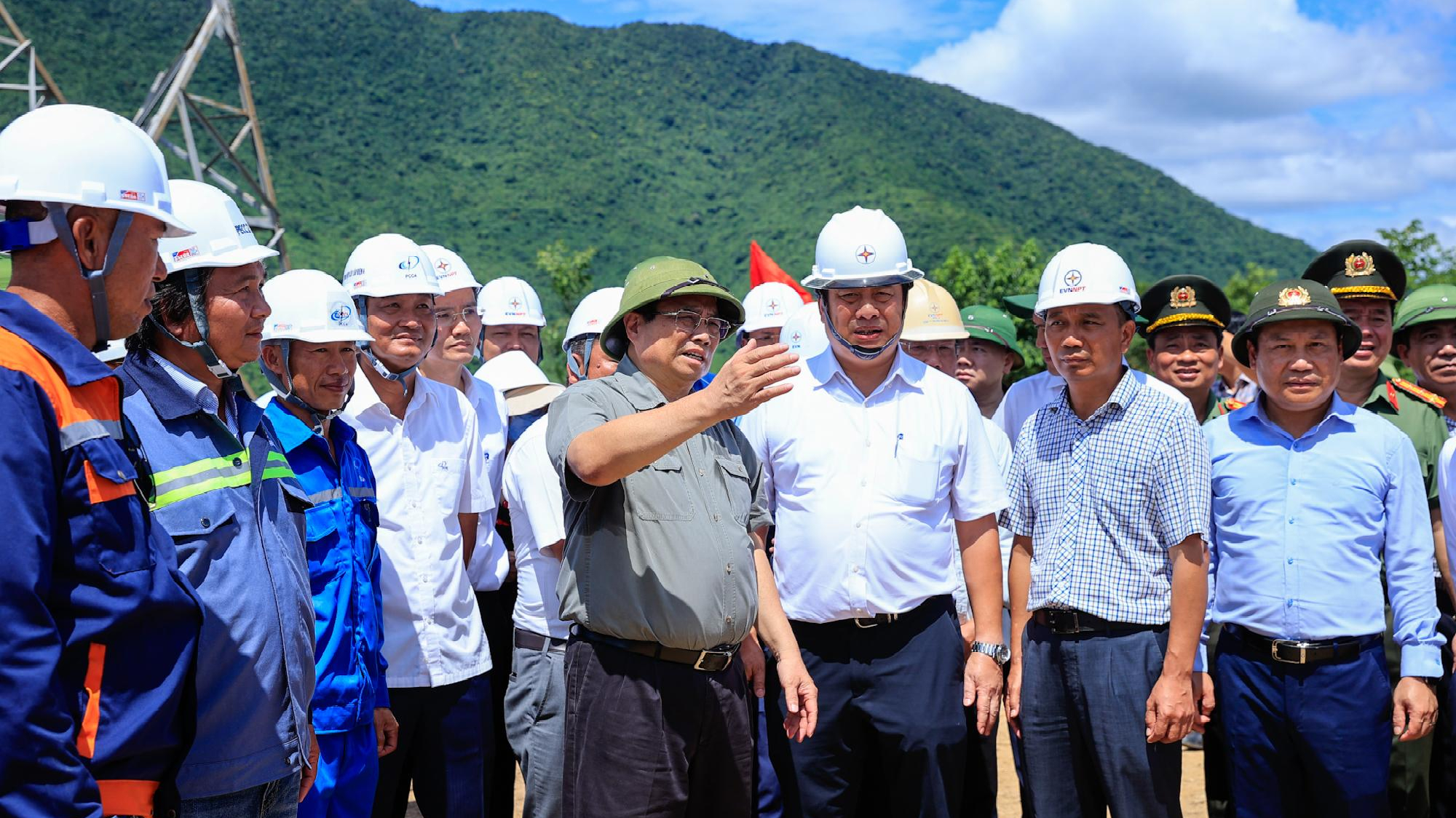 Thủ tướng kiểm tra hiện trường, đôn đốc 2 công trình điện trọng điểm