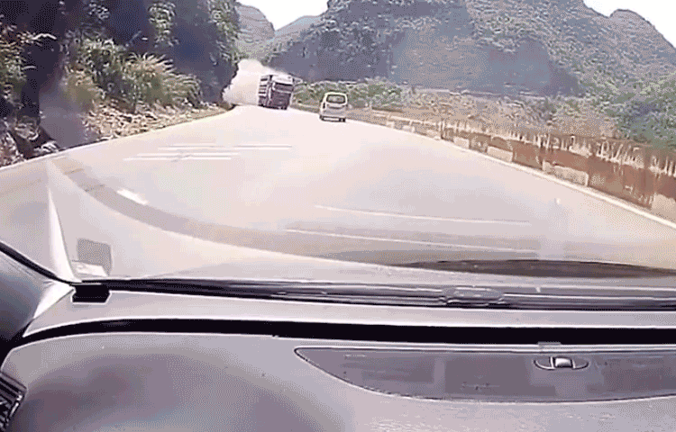 Mất lái, xe tải trượt nghiêng húc văng minivan trên đường cua rồi bốc cháy