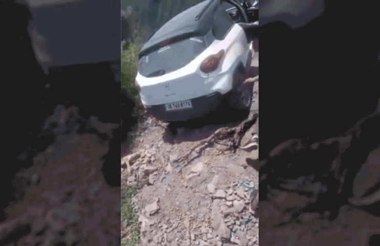 Tài xế nhảy ra ngoài thoát thân khi chiếc SUV mất kiểm soát lùi thẳng xuống vực
