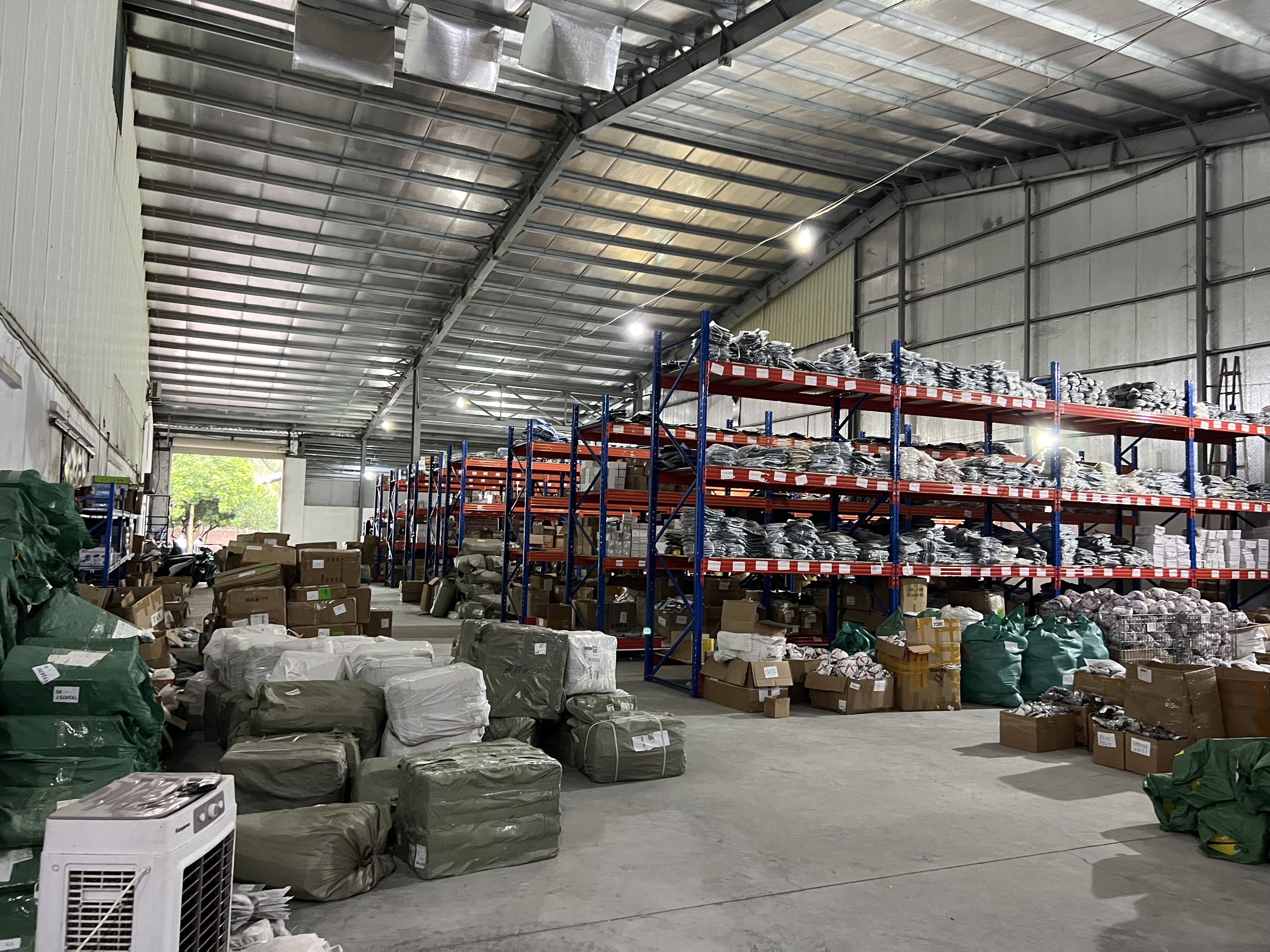 Hà Nội triệt phá kho hàng có 2.000 iPhone, máy tính bảng không rõ nguồn gốc