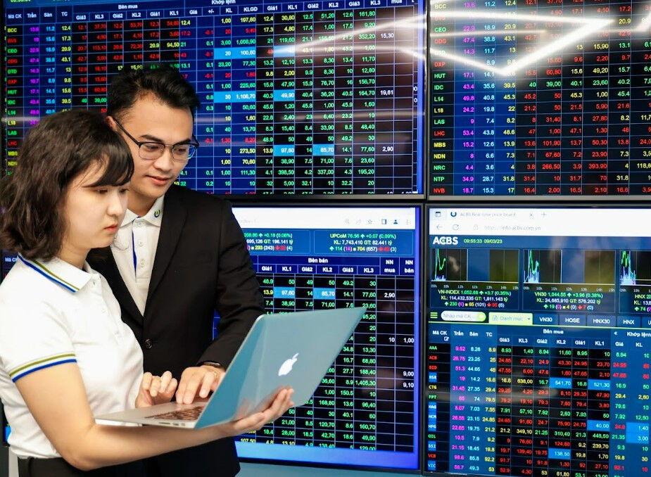 Hạn chế mua đuổi ở vùng giá cao khi VN-Index đang hướng lên 1.300 điểm