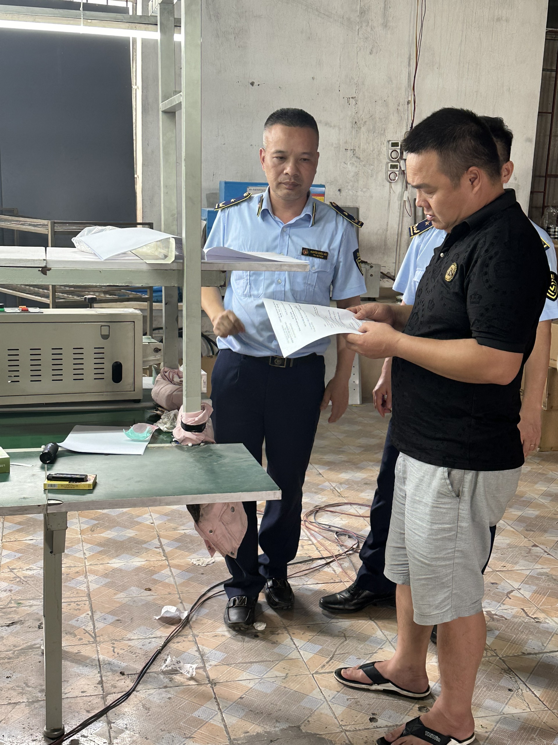 Với việc kiểm tra, phát hiện và thu giữ gần 164.000 sản phẩm thuốc lá điện tử cùng gần 10.000kg phụ kiện thuốc lá điện tử, lực lượng QLTT tỉnh Hưng Yên và QLTT thành phố Hải Phòng đã lập kỷ lục mới về việc phát hiện và thu giữ thuốc lá điện tử nhập lậu với số lượng lớn. Lãnh đạo Cục QLTT tỉnh Hưng Yên cho biết, ngày 06/6, các lực lượng chức năng hai tỉnh Hưng Yên và thành phố Hải Phòng đã tiến hành kiểm tra kho hàng của ông Trần Xuân Hà tại địa chỉ thôn Lam Sơn, xã Thiện Phiến, huyện Tiên Lữ, tỉnh Hưng Yên phát hiện tổng cộng 163.410 sản phẩm thiết bị thuốc lá điện tử các loại và 9.913 kg phụ kiện thuốc lá điện tử các nhãn hiệu, như: FLUM PEBBLE 6000, MIOU 18.000, BAR9K, LOST MARY, GEEK BAR, LOST VAPE 7500, VAPOR STORM cùng tinh dầu dùng cho thuốc lá điện tử và phụ kiện thuốc lá điện tử. Toàn bộ số hàng hóa nêu có nhãn, bao bì hàng hóa thể hiện thông tin bằng chữ nước ngoài, không có nhãn phụ bằng tiếng Việt Nam, có dấu hiệu là hàng hóa nhập lậu. Tại thời điểm khám, chủ kho hàng là ông Trần Xuân Hà không cung cấp được hóa đơn, chứng từ để chứng minh nguồn gốc, xuất xứ của toàn bộ lô hàng. Đoàn kiểm tra xác định toàn bộ số hàng hóa nêu trên có dấu hiệu là hàng hóa nhập lậu. Đoàn kiểm tra tiến hành lập biên bản tạm giữ và niêm phong toàn bộ số hàng hóa để tiếp tục xác minh, làm rõ hành vi vi phạm. Với việc kiểm tra, phát hiện và thu giữ gần 164.000 sản phẩm thuốc lá điện tử cùng gần 10.000kg phụ kiện thuốc lá điện tử, lực lượng chức năng hai tỉnh Hưng Yên và thành phố Hải Phòng đã lập kỷ lục mới về việc phát hiện và thu giữ thuốc lá điện tử nhập lậu vào tiêu thụ tại thị trường Việt Nam.