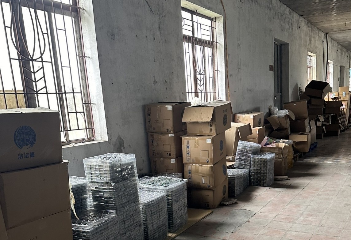 Với việc kiểm tra, phát hiện và thu giữ gần 164.000 sản phẩm thuốc lá điện tử cùng gần 10.000kg phụ kiện thuốc lá điện tử, lực lượng QLTT tỉnh Hưng Yên và QLTT thành phố Hải Phòng đã lập kỷ lục mới về việc phát hiện và thu giữ thuốc lá điện tử nhập lậu với số lượng lớn.