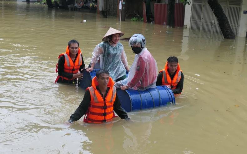 Trách nhiệm và tình người trong mưa lũ ảnh 1