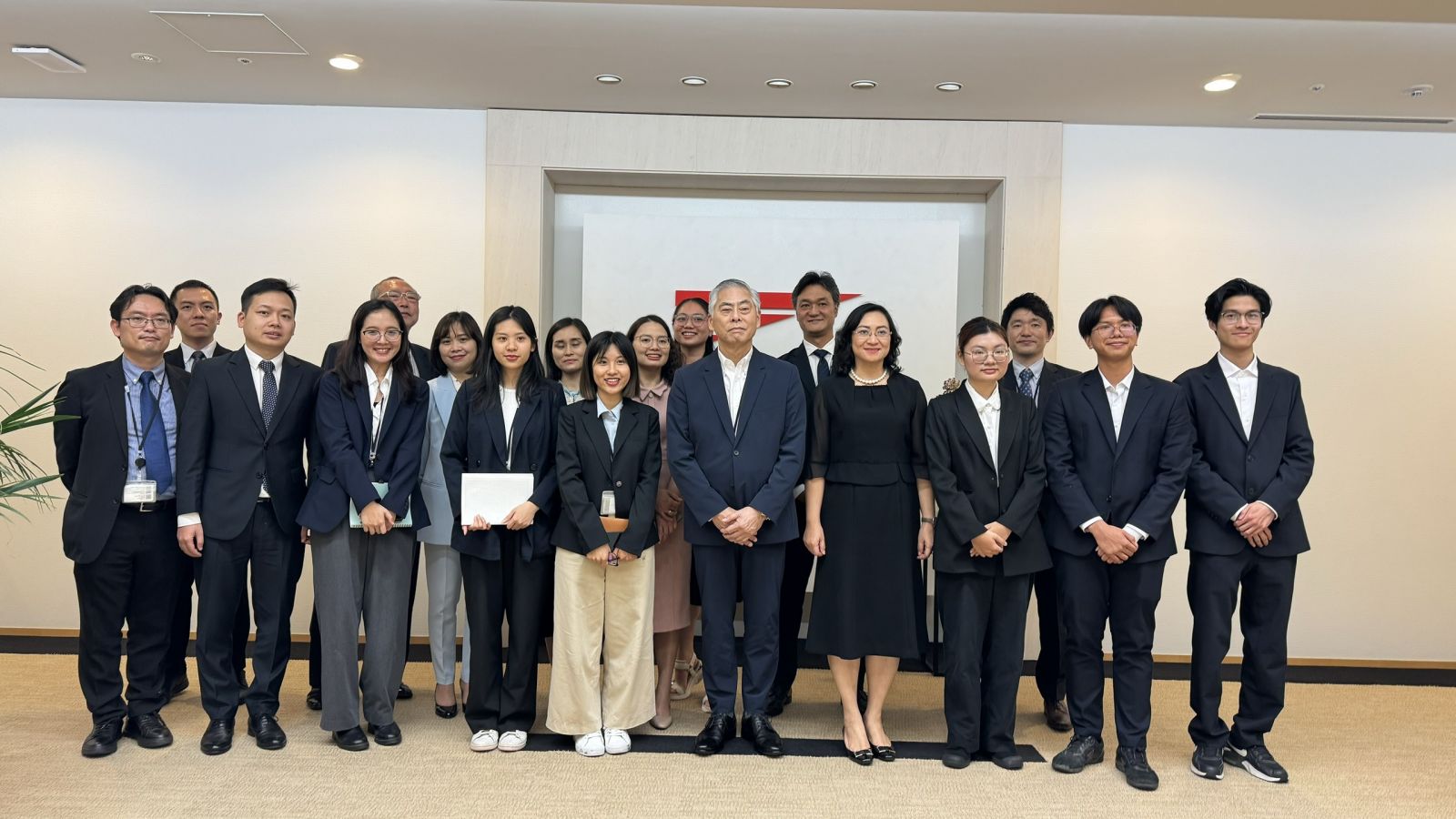Thứ trưởng Phan Thị Thắng làm việc với Tập đoàn Fast Retailing