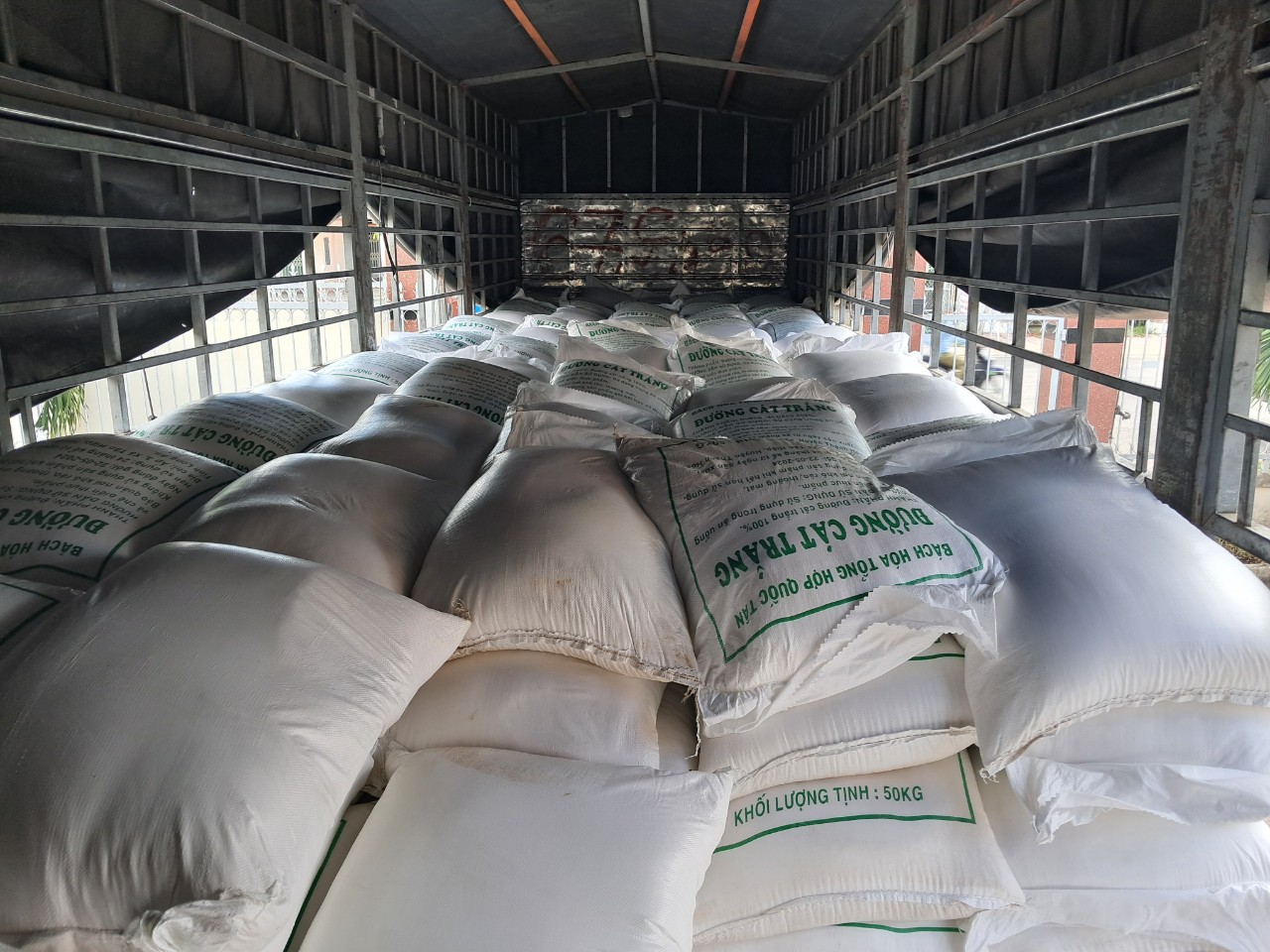 Tạm giữ 16 tấn đường cát nghi nhập lậu tại Long An