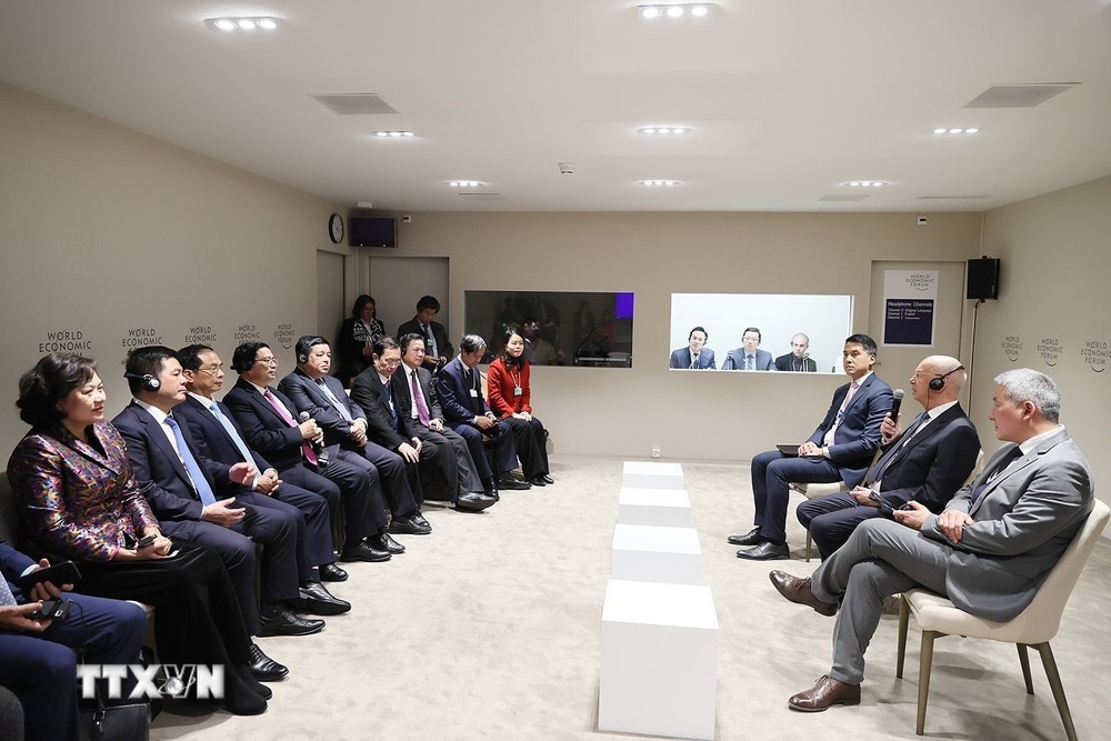 Trước đó, Thủ tướng Phạm Minh Chính và các thành viên đoàn Việt Nam (bên trái) gặp Giáo sư Klaus Schwab, người sáng lập kiêm Chủ tịch Điều hành Diễn đàn Kinh tế thế giới