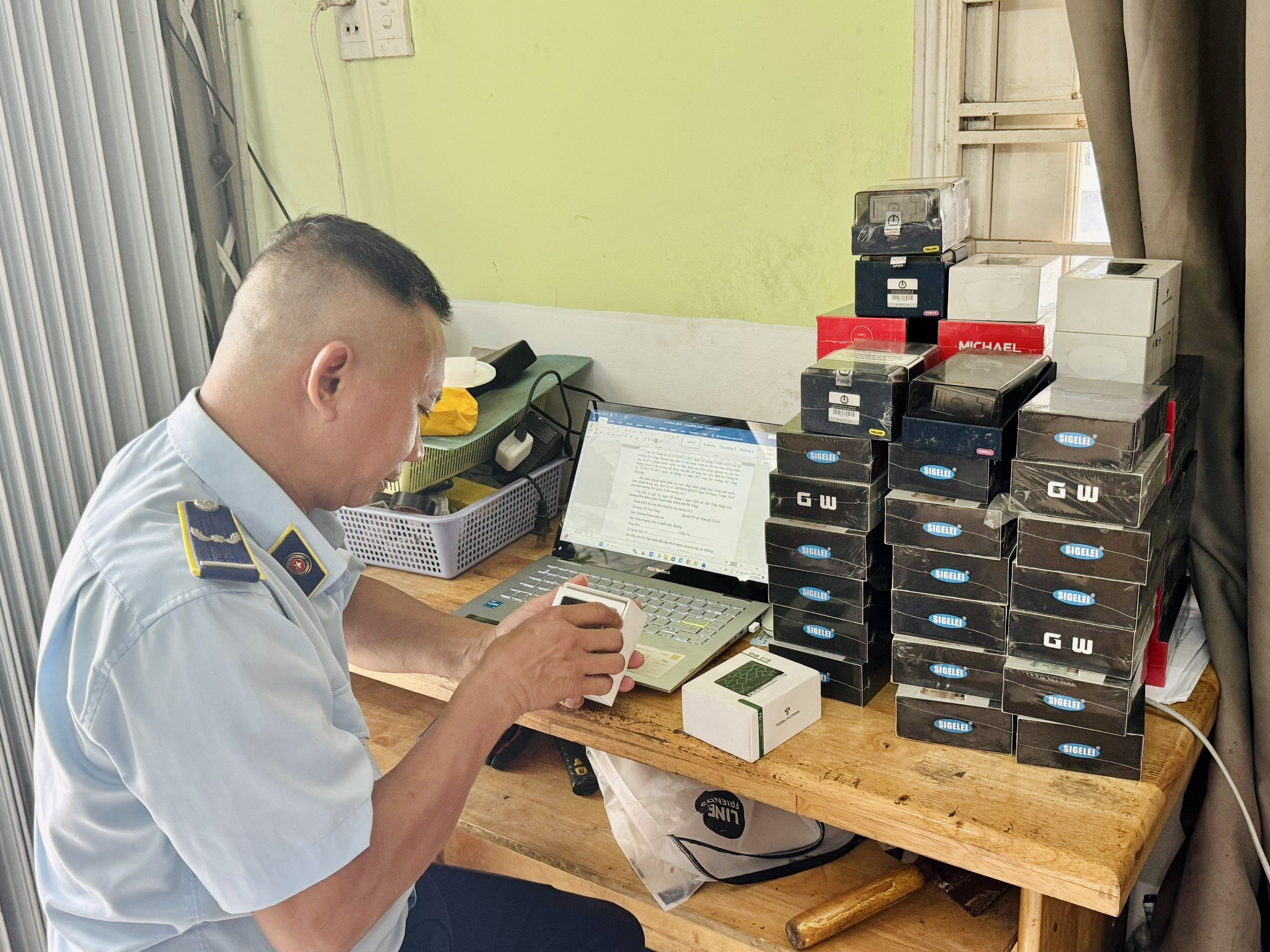 Cục Quản lý thị trường thành phố Đà Nẵng đã tiến hành kiểm tra đột xuất cơ sở kinh doanh thuốc lá điện tử trên địa bàn quận Thanh Khê, thành phố Đà Nẵng
