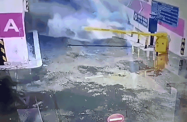 Mưa to khiến lũ quét cuốn trôi nhiều người dân xuống hầm đỗ xe trong đêm