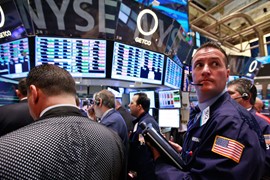 S&P 500 và Nasdaq lập đỉnh mới, giá dầu tăng cao