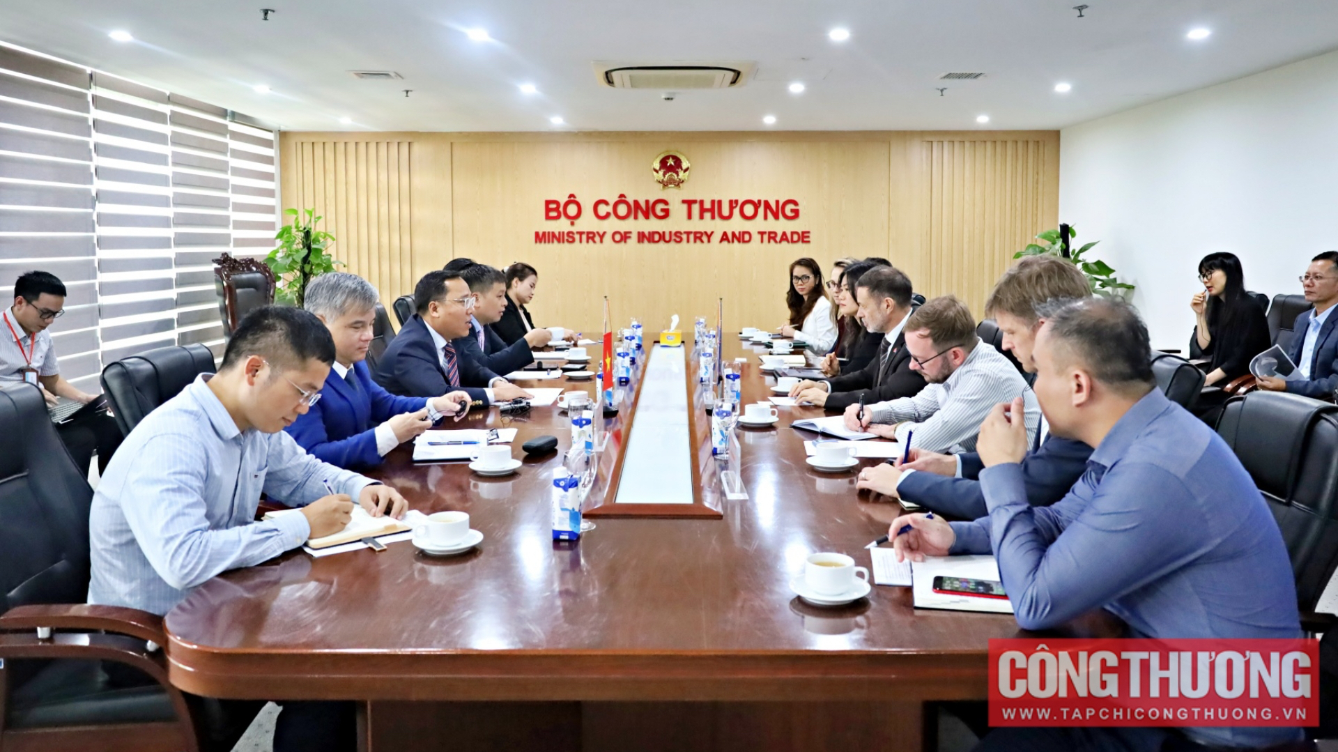 Úc muốn hỗ trợ Việt Nam vận hành thị trường điện tái tạo