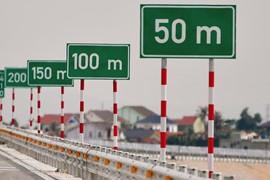 Vì sao trên cao tốc có cắm các biển 0-50-100m?