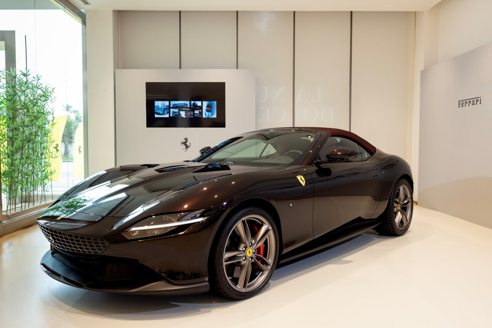 Siêu xe Ferrari Roma Spider ra mắt Việt Nam