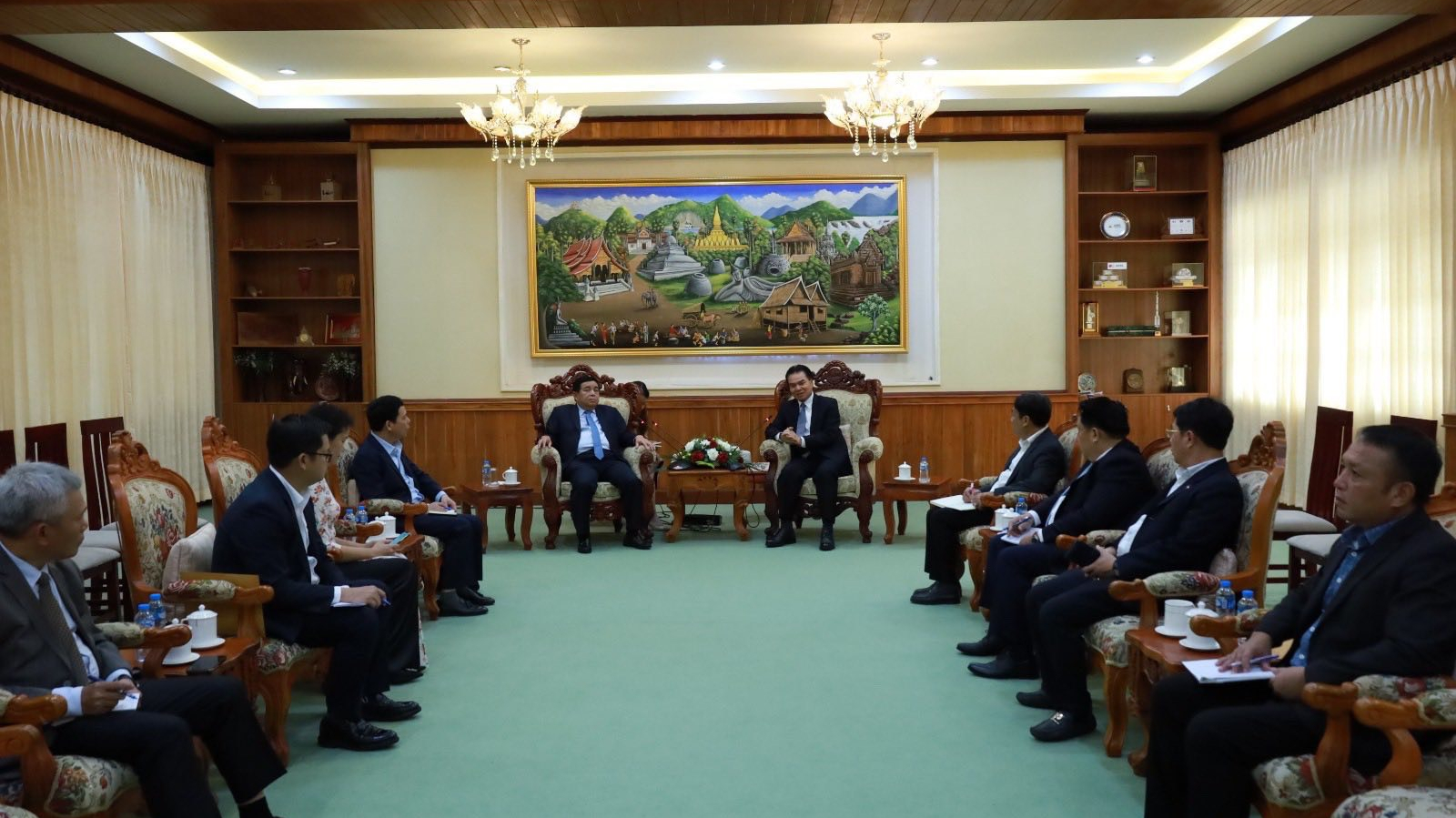 Việt Nam tiếp tục là một trong những nhà đầu tư, đối tác thương mại lớn nhất của Lào