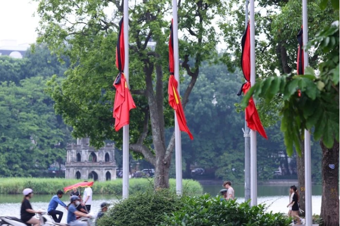 Hà Nội treo cờ rủ, dừng hoạt động vui chơi trong 2 ngày Quốc tang