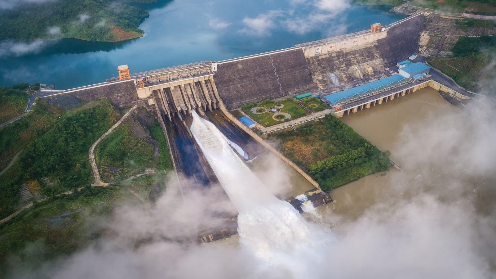 Thủy điện Sơn La bắt đầu xả lũ, Hòa Bình sắp mở thêm cửa xả