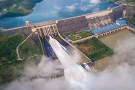 Thủy điện Sơn La bắt đầu xả lũ, Hòa Bình sắp mở thêm cửa xả