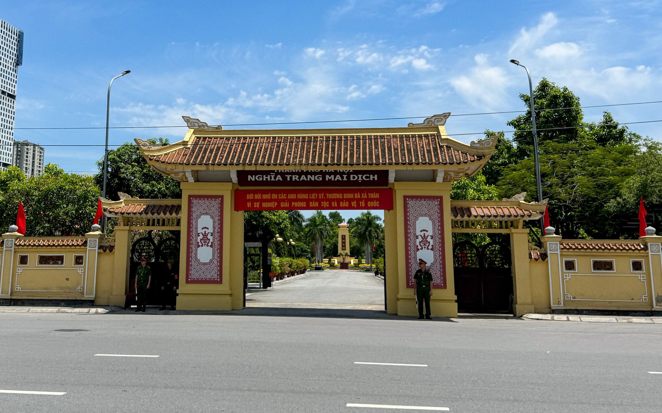 Dòng người đội nắng chờ tiễn biệt Tổng Bí thư Nguyễn Phú Trọng tại Nghĩa trang Mai Dịch