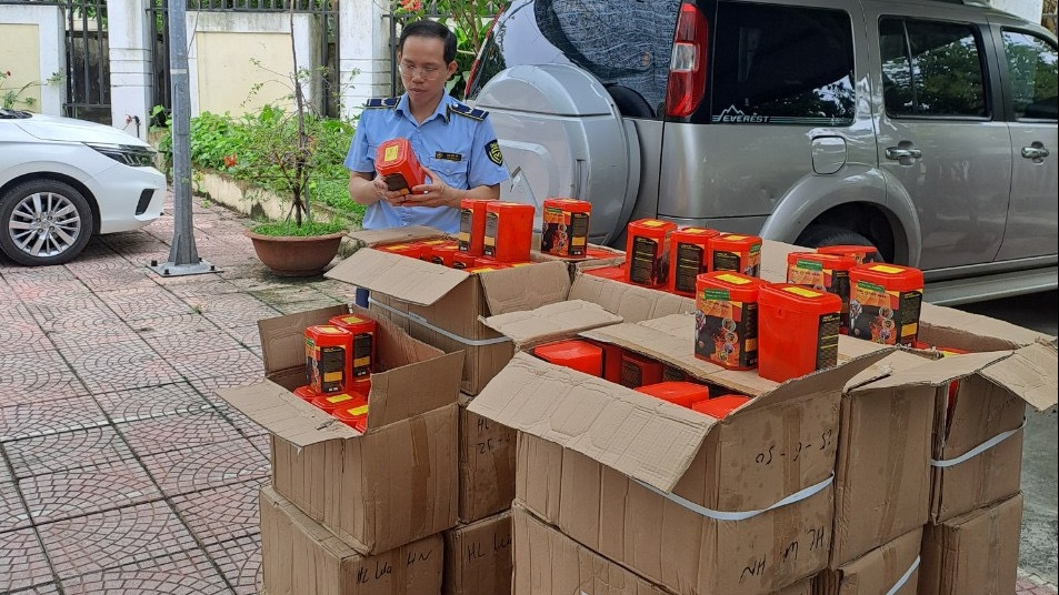 Bắt giữ lô hàng 400 mặt nạ chống độc nhập lậu tại khu công nghiệp Ngọc Hồi, Hà Nội