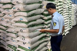 Quản lý thị trường TP. HCM: Tạm giữ 2 tấn đường cát nhập lậu