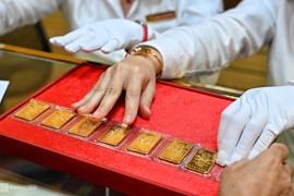Giá vàng đồng loạt lao dốc, trong nước giảm 1,3 triệu đồng/lượng