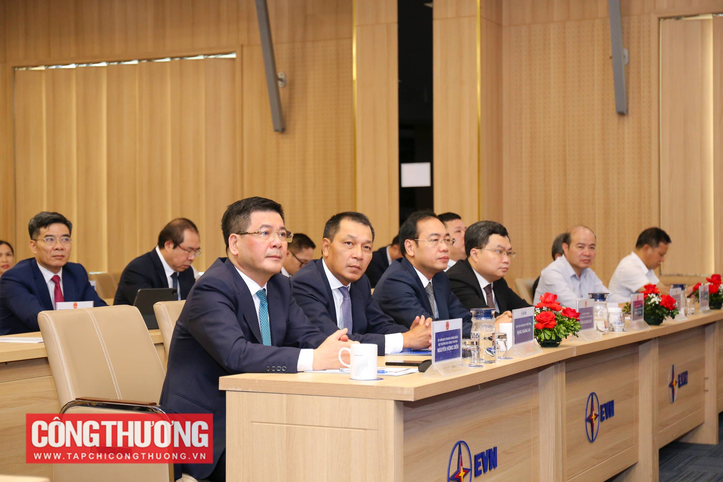 Toàn cảnh Lễ chuyển giao Trung tâm Điều độ hệ thống điện quốc gia (A0) - nay là Công ty TNHH MTV Vận hành hệ thống điện và thị trường điện Quốc gia (NSMO) - từ Tập đoàn Điện lực Việt Nam (EVN), Ủy ban Quản lý vốn nhà nước tại doanh nghiệp về Bộ Công Thương