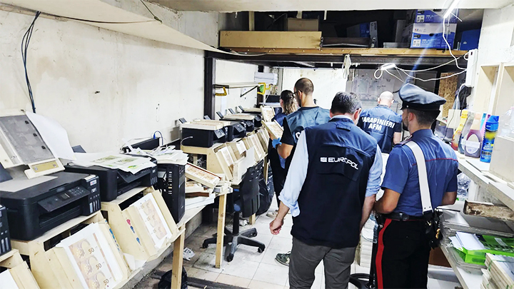 Triệt phá đường dây in tiền euro giả