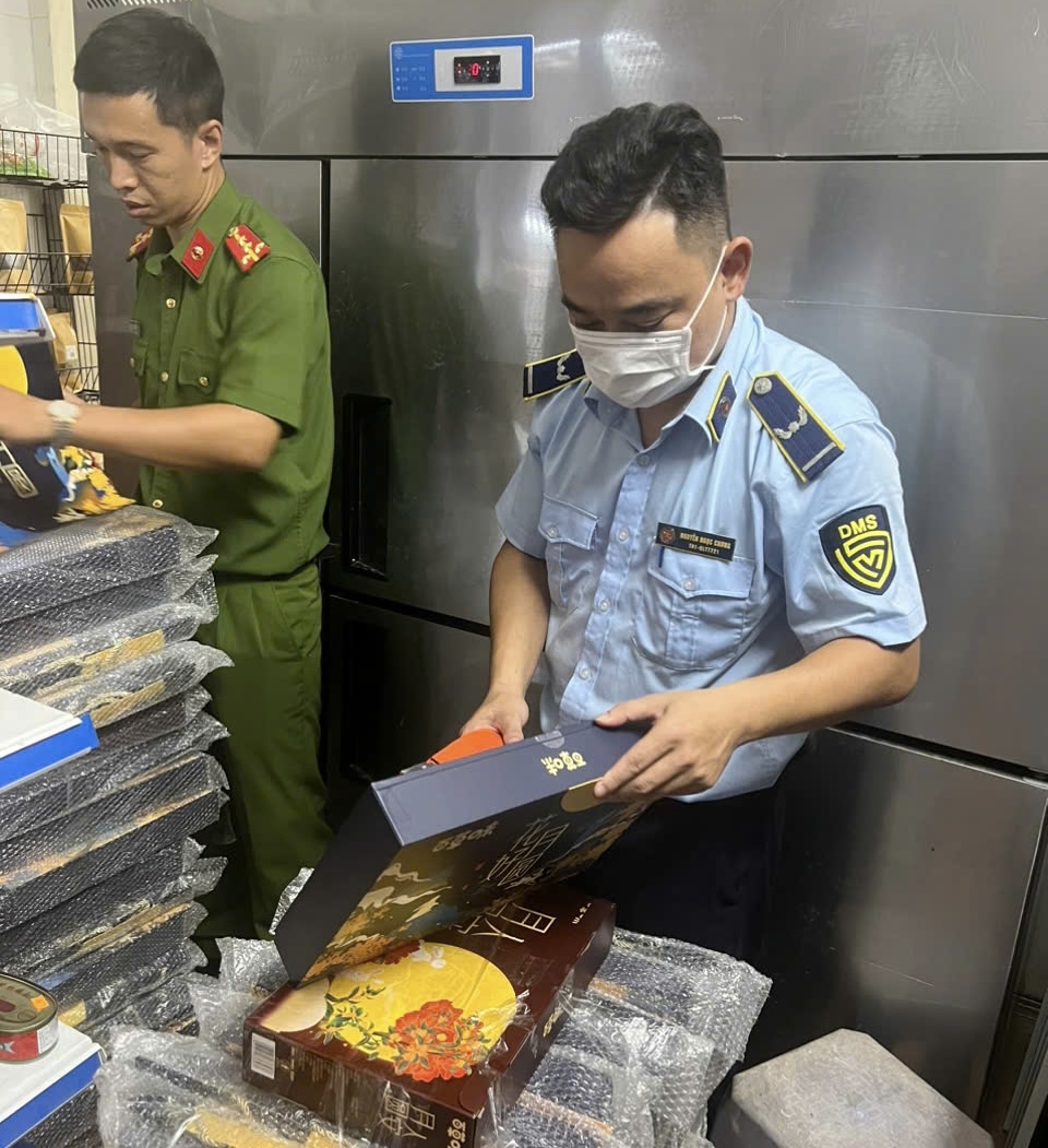 Hà Nội: Phát hiện hơn 1.400 bánh trung thu và 1.200 bao thuốc lá không rõ nguồn gốc