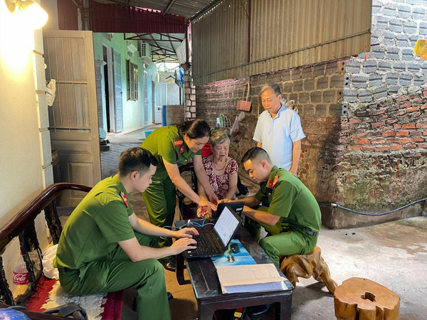 Đề xuất cấm chiến sĩ công an đeo kính đen, để tay vào túi quần khi làm nhiệm vụ